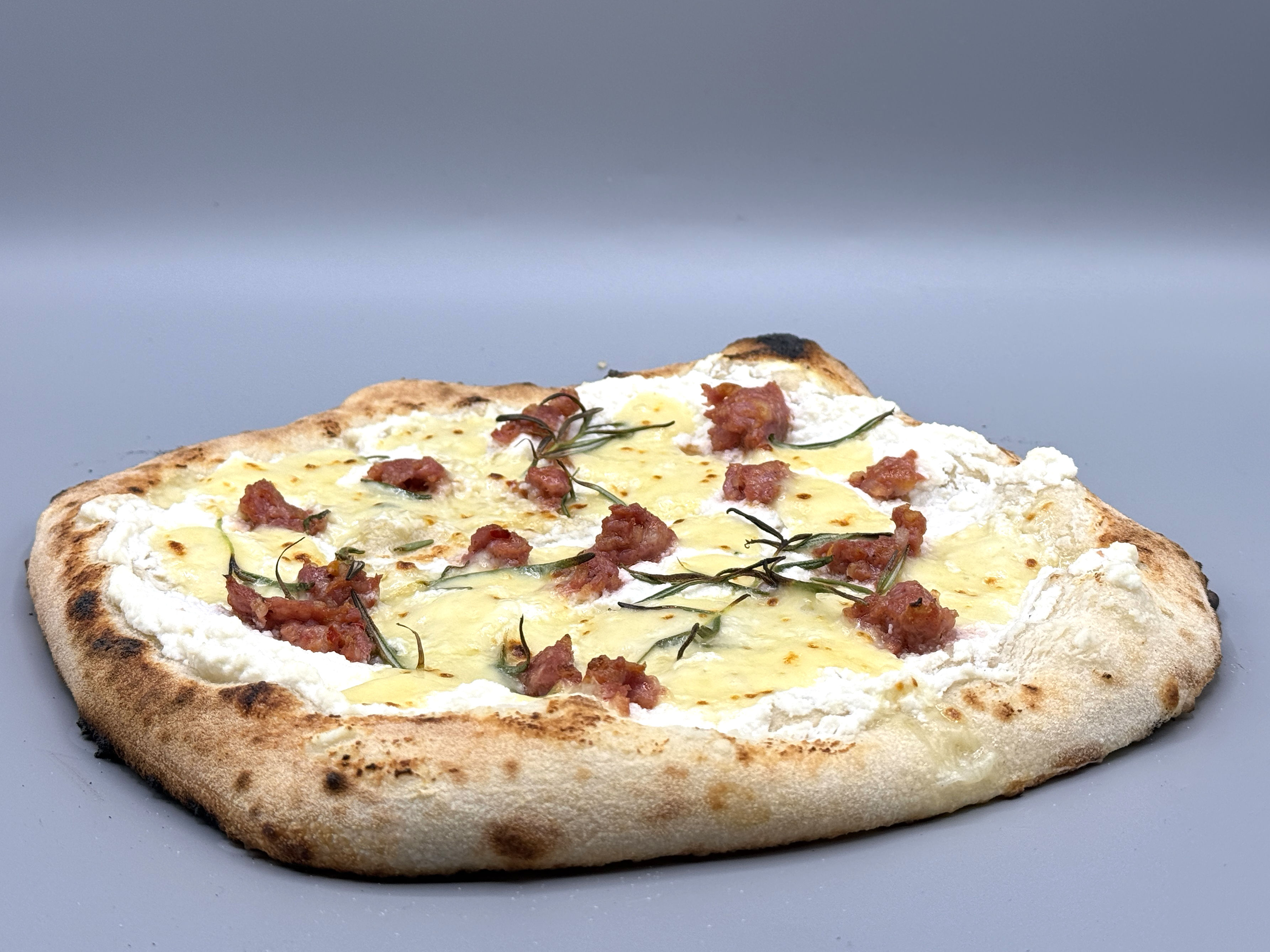 Pizza Bianca mit Ricotta, Kartoffeln & Salsiccia 