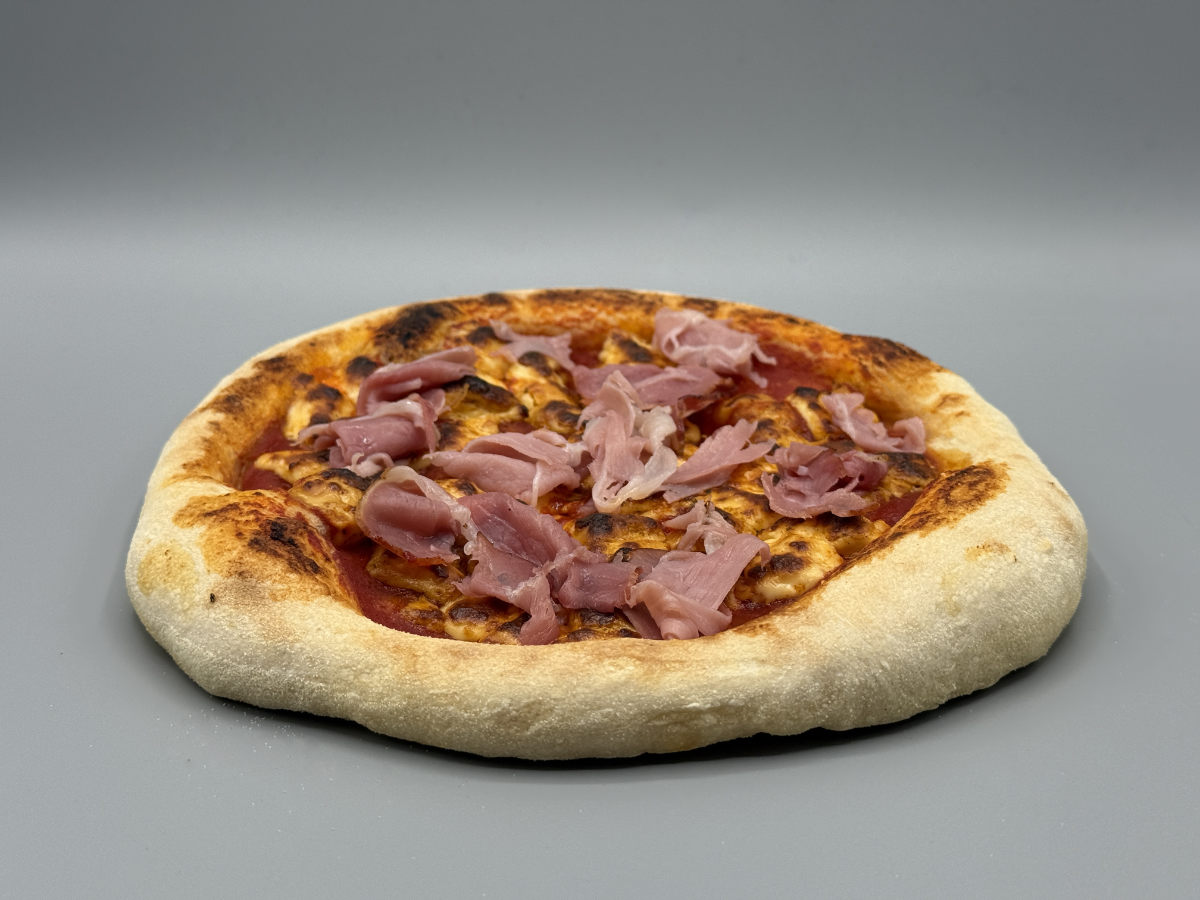 Grillkäse-Pizza mit Tomatensoße & Prosciutto – Herzhaft, knusprig, sommerlich