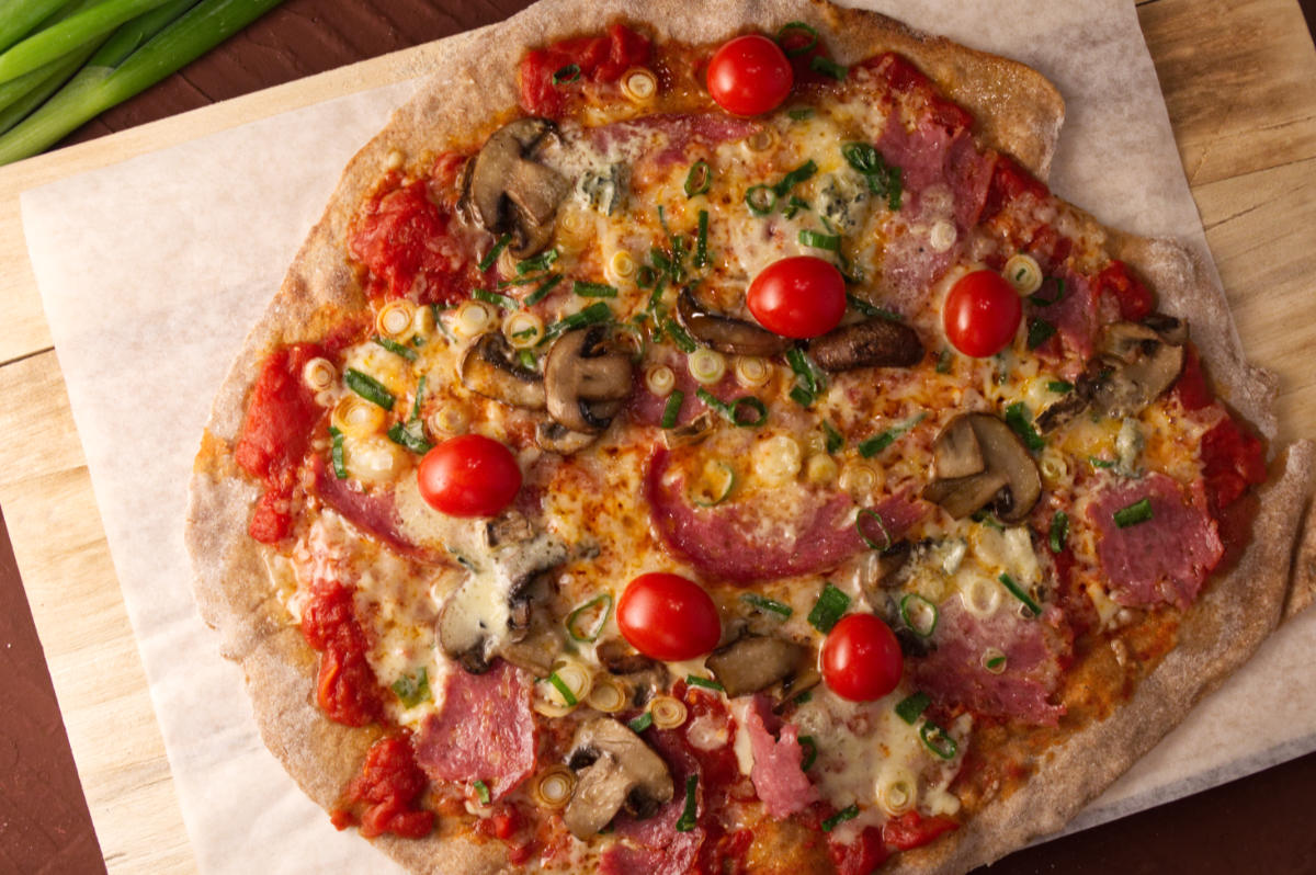 Vollkorn-Dinkel-Pizza mit Salami und Provolone