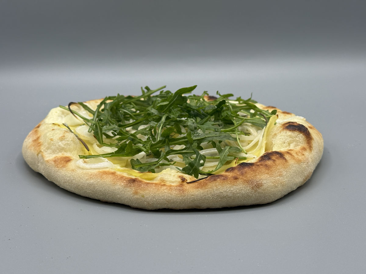 Kartoffel-Pizza mit Rucola, Rosmarin und Zitrone