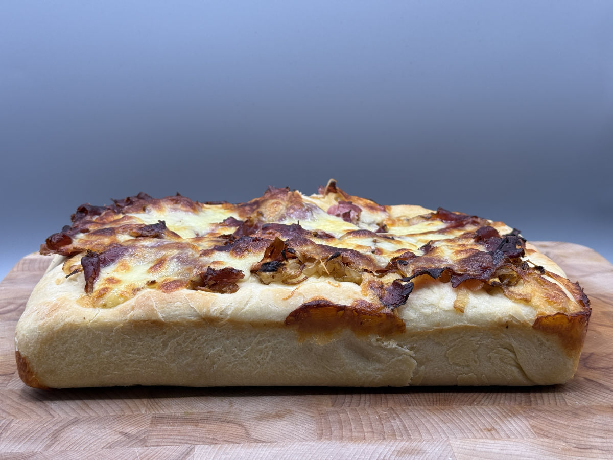 Focaccia mit Pastrami – New York Style Deli-Genuss vom Blech