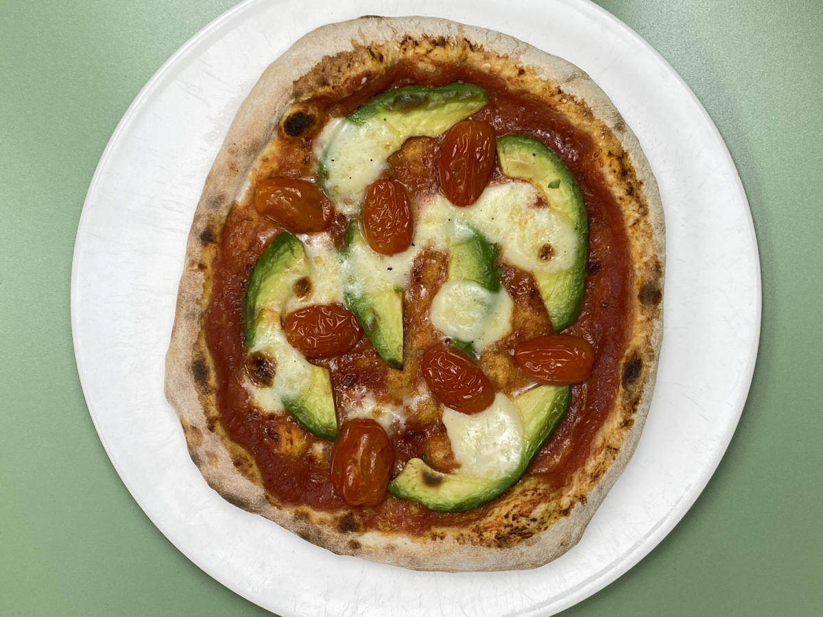 Pizza mit Avocado und Tomaten