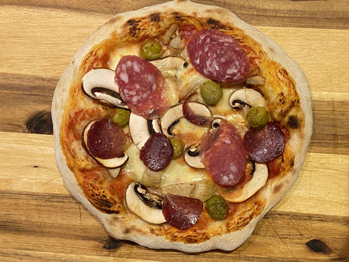 Vor oder nach dem Backen: Wann kommt Schinken, Mortadella & Co. auf die Pizza?