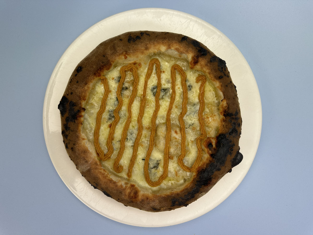 Weiße Pizza Bianca mit Gorgonzola und Kürbispesto