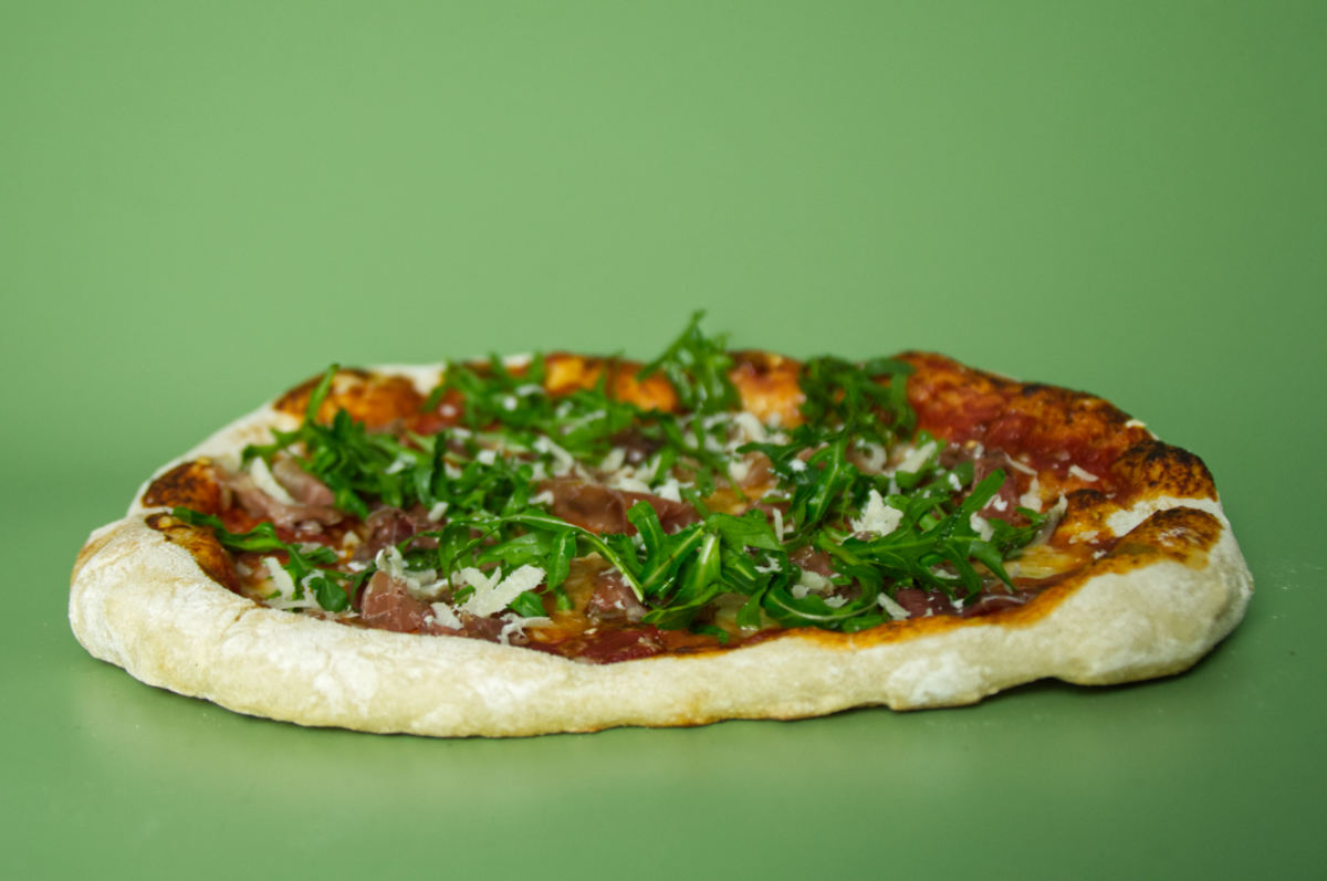 Knusprige Prosciutto-Pizza mit Rucola, Parmesan & Tomatensoße