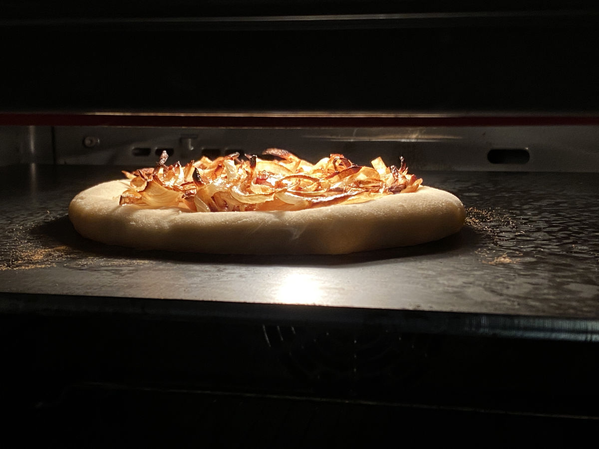 Pizzastahl oder Pizzastein: Womit backt man eine bessere Pizza?