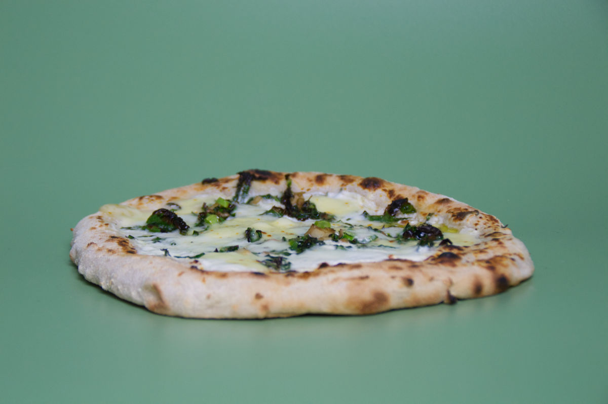 Pizza Bianca: Pizza Wirsingkohl mit Kräuterseitling