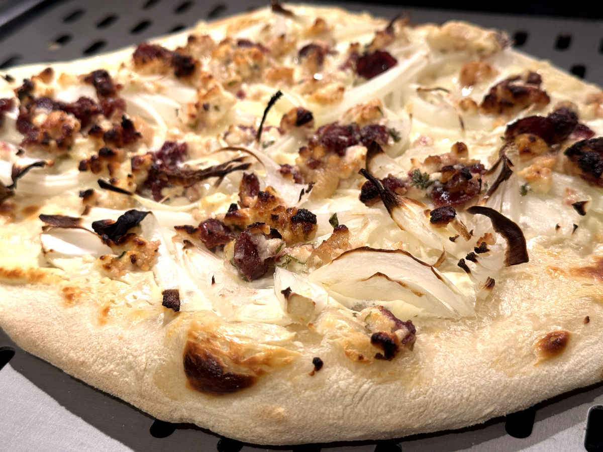 Flammkuchen mit Feta und Cranberry