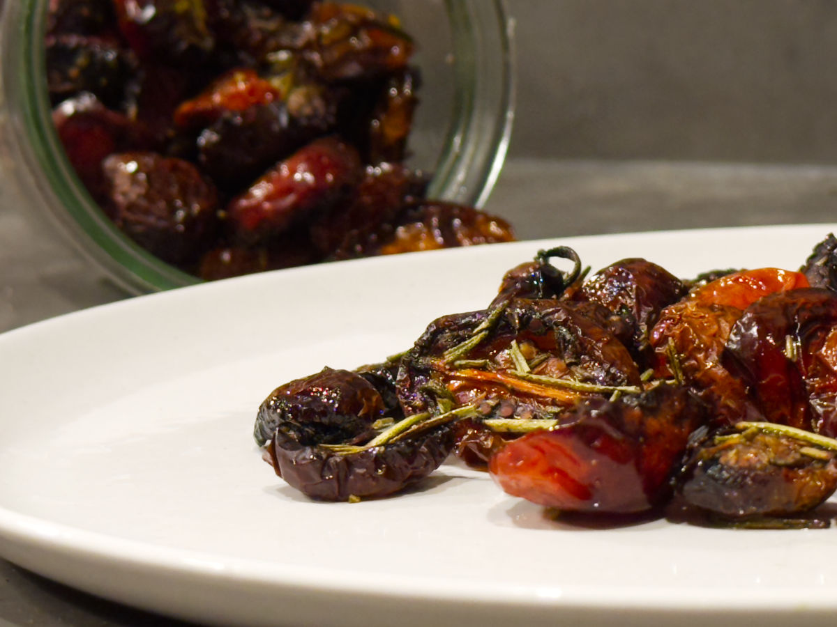 Gebackene Tomaten mit Knoblauch und Kräutern – Mediterraner Genuss als Antipasti oder Beilage