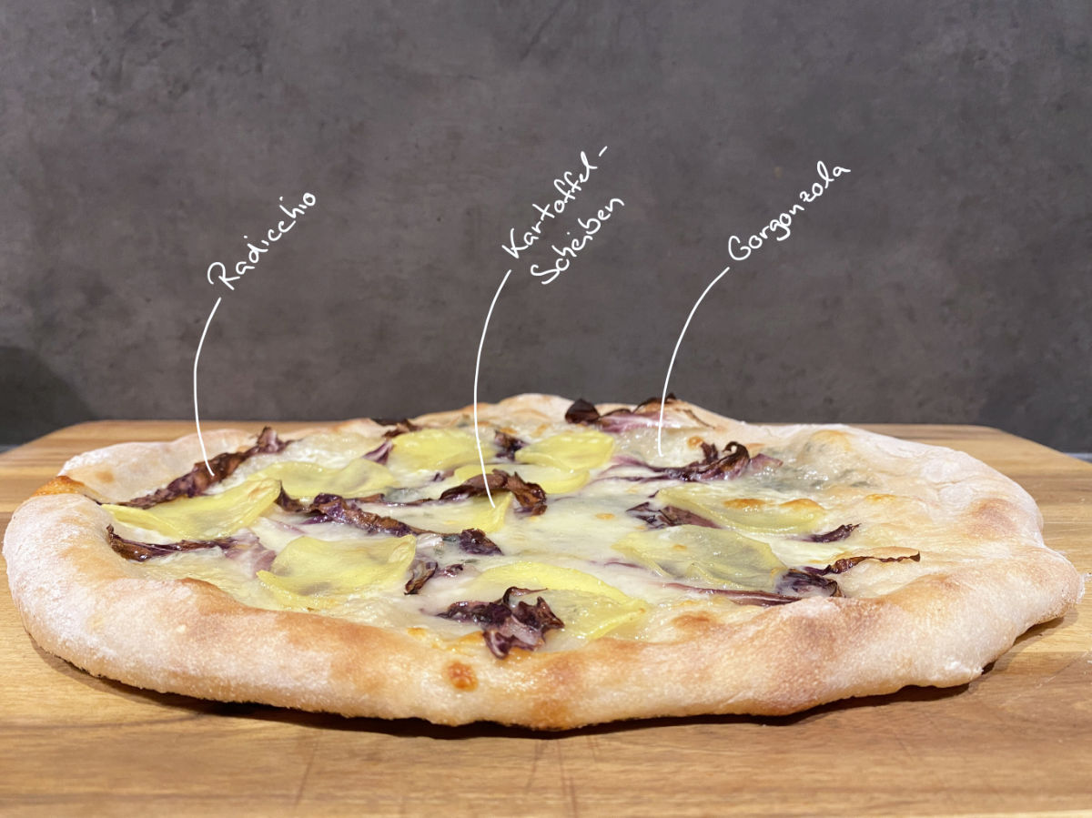 Weiße Pizza Bianca mit Kartoffeln, Radicchio und Gorgonzola