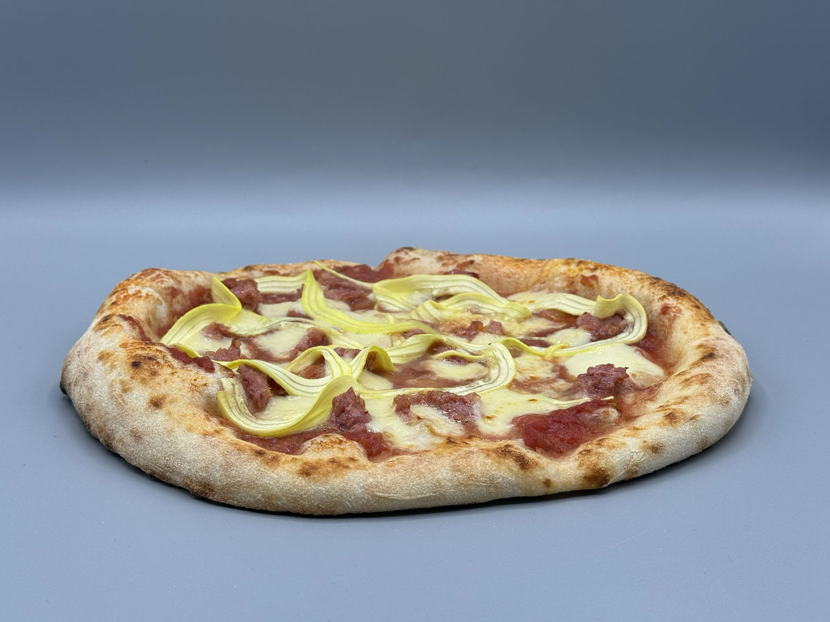 Pizza mit Salsiccia, Zucchini & Granatapfel-Tomatensoße – Fruchtig, Würzig & Unwiderstehlich