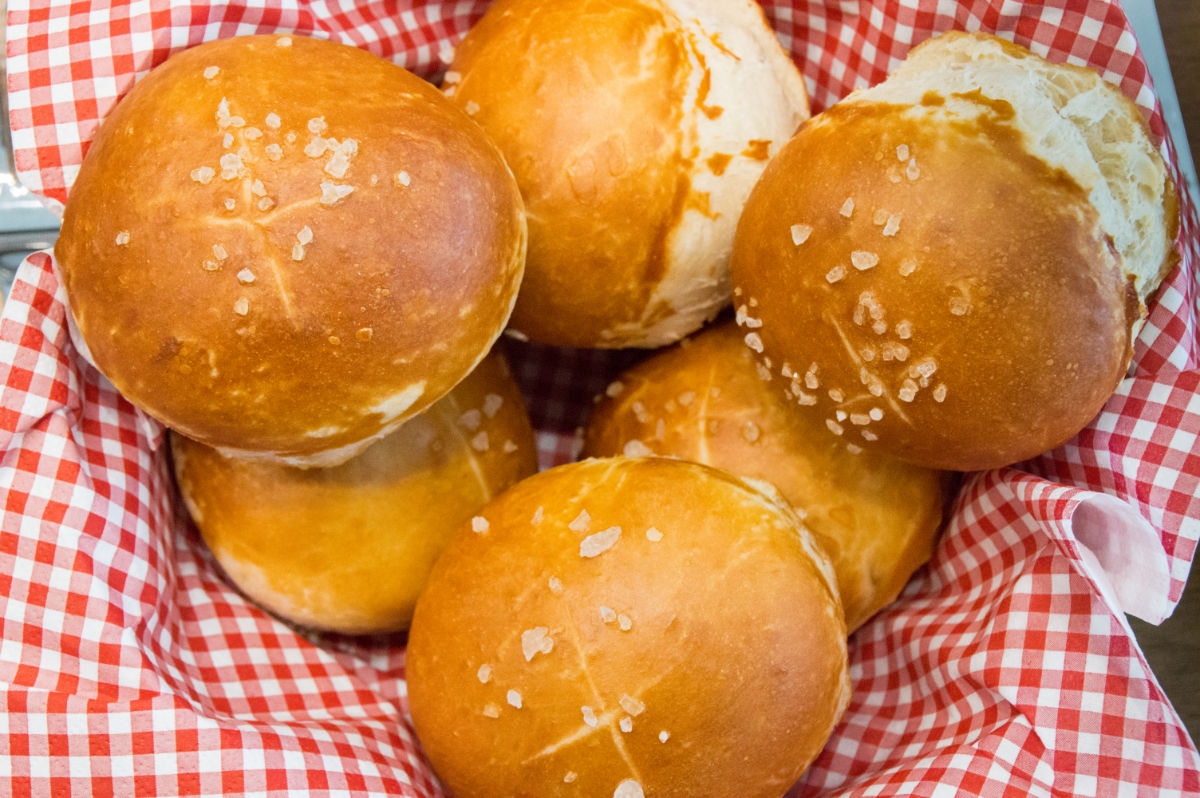 Brezeln und Laugenbrötchen selber machen