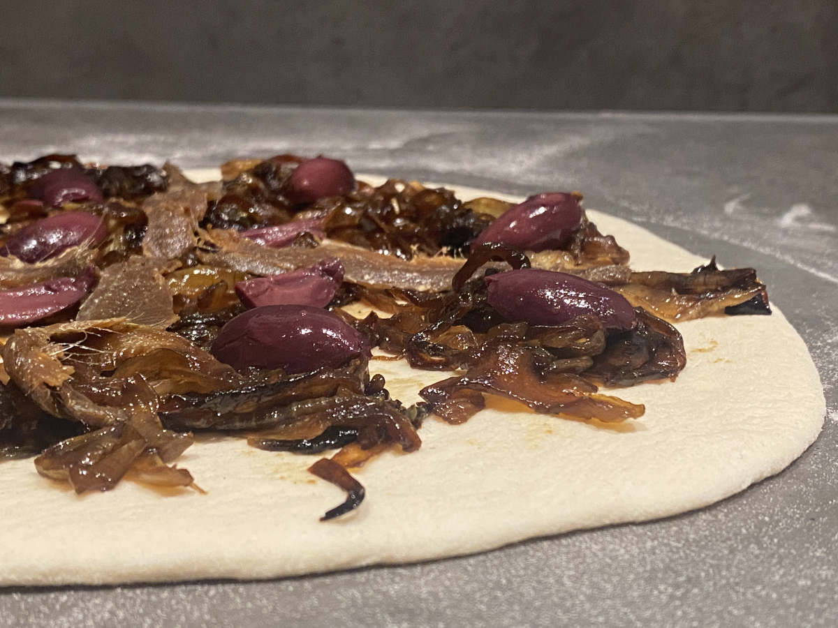 pissaladiere belegt Salamico