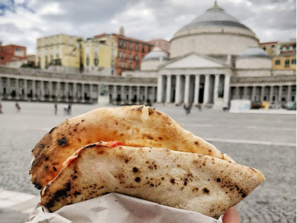 Reiseführer: Wo kann man in Neapel Pizza a Portafoglio essen?