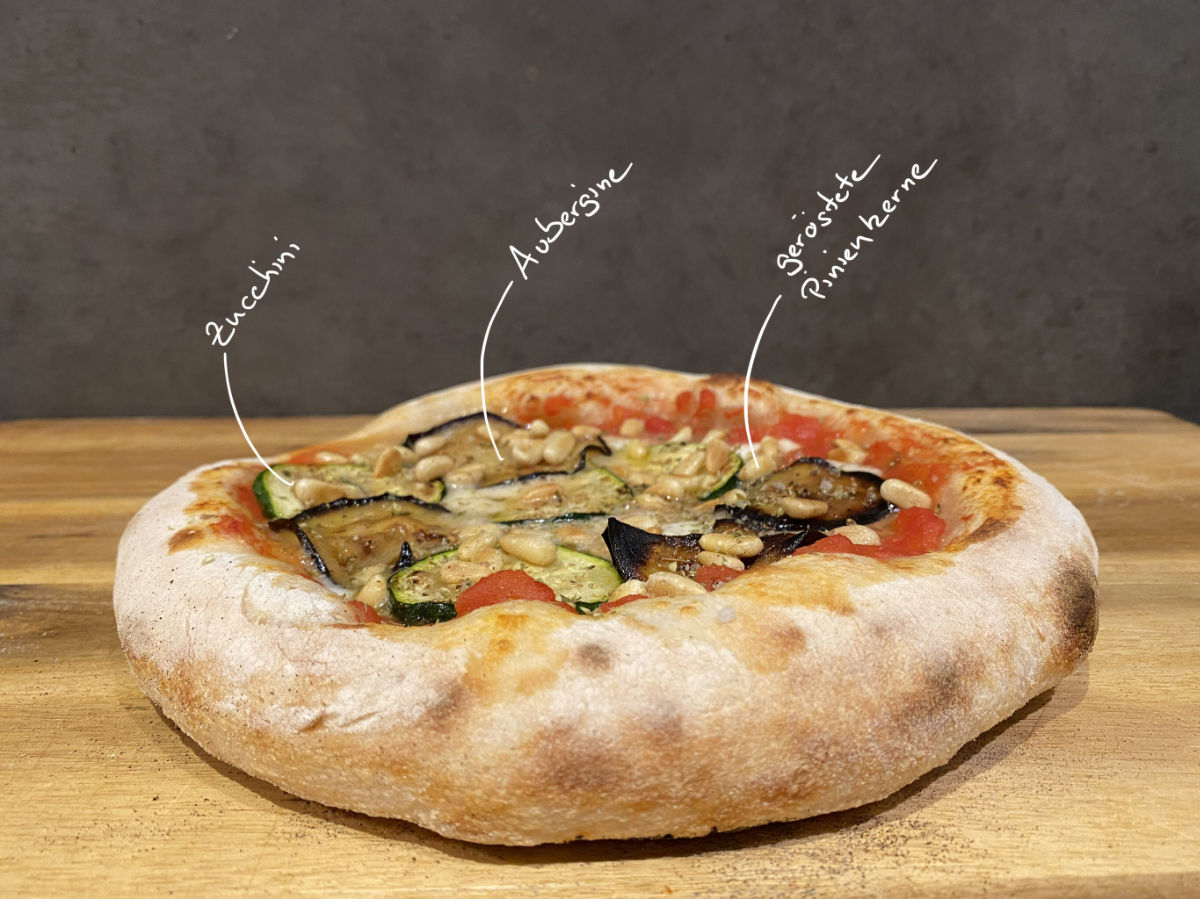 Pizza Aubergine Zucchini Pinienkerne