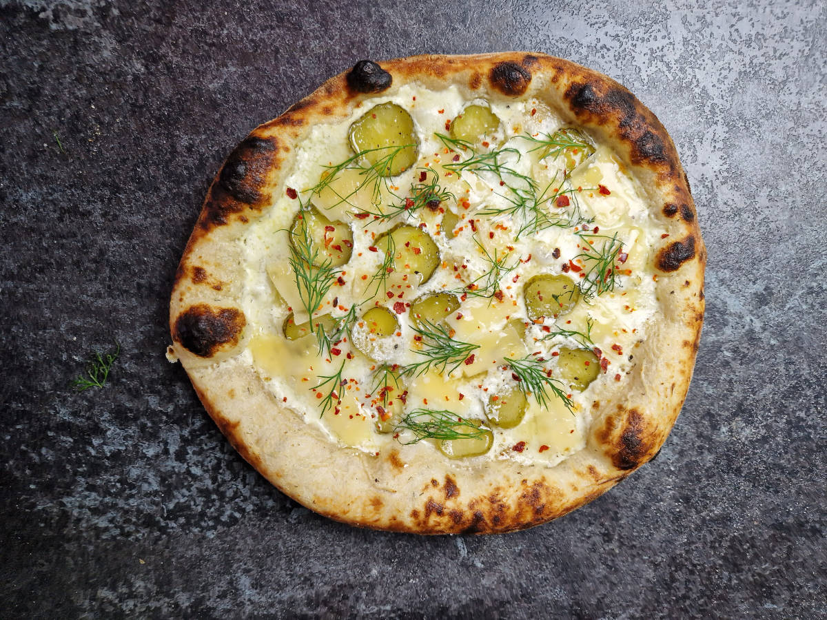 Pizza-Belag Ideen: Pizza Pickle Dill – Die weiße Pizza mit Gurke und Dill