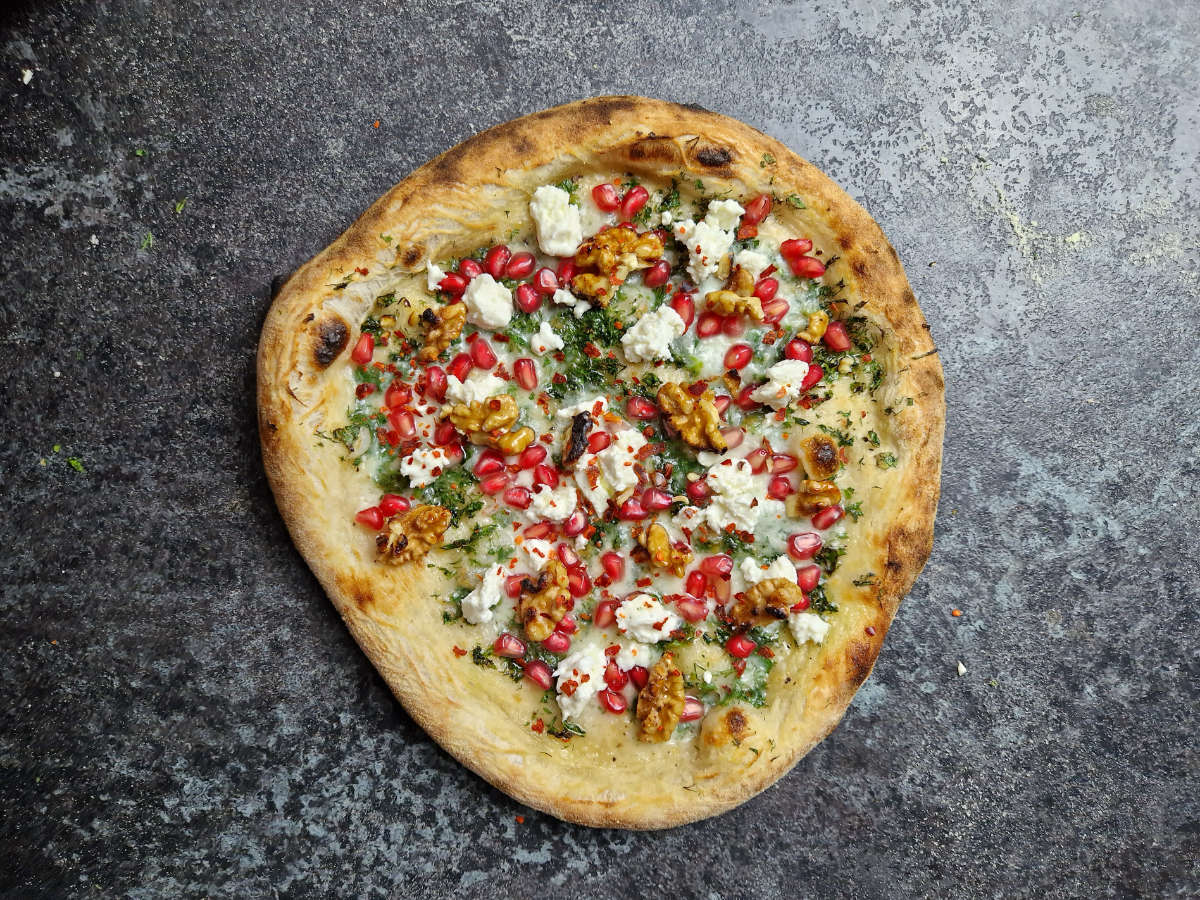 Pizza-Belag Ideen: Pizza Kräuter Walnuss Granatapfel à la Ottolenghi