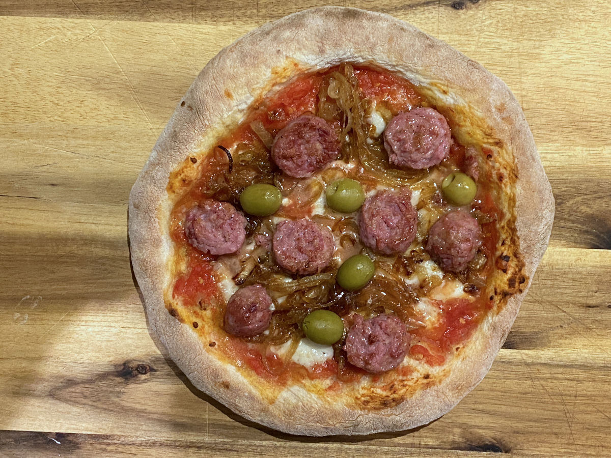 Pizza mit karamellisierten Zwiebeln und Salsiccia