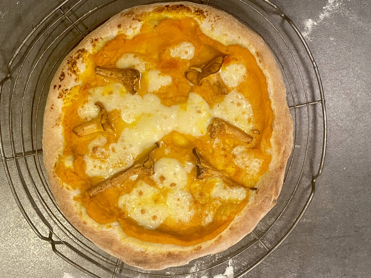 6 pizza kuerbis maronenpesto gebacken Salamico