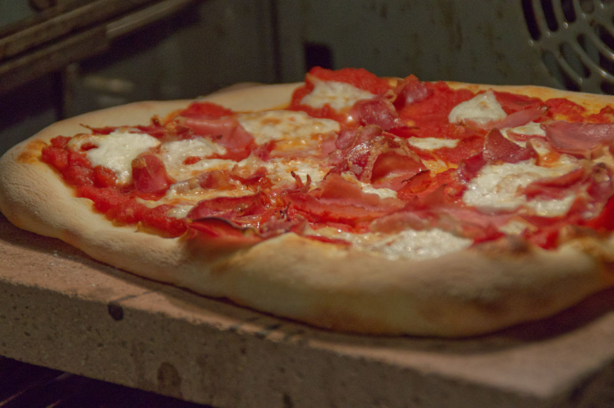 Pizzastein richtig reinigen: Vom Kochfeldschaber bis zur Pyrolyse