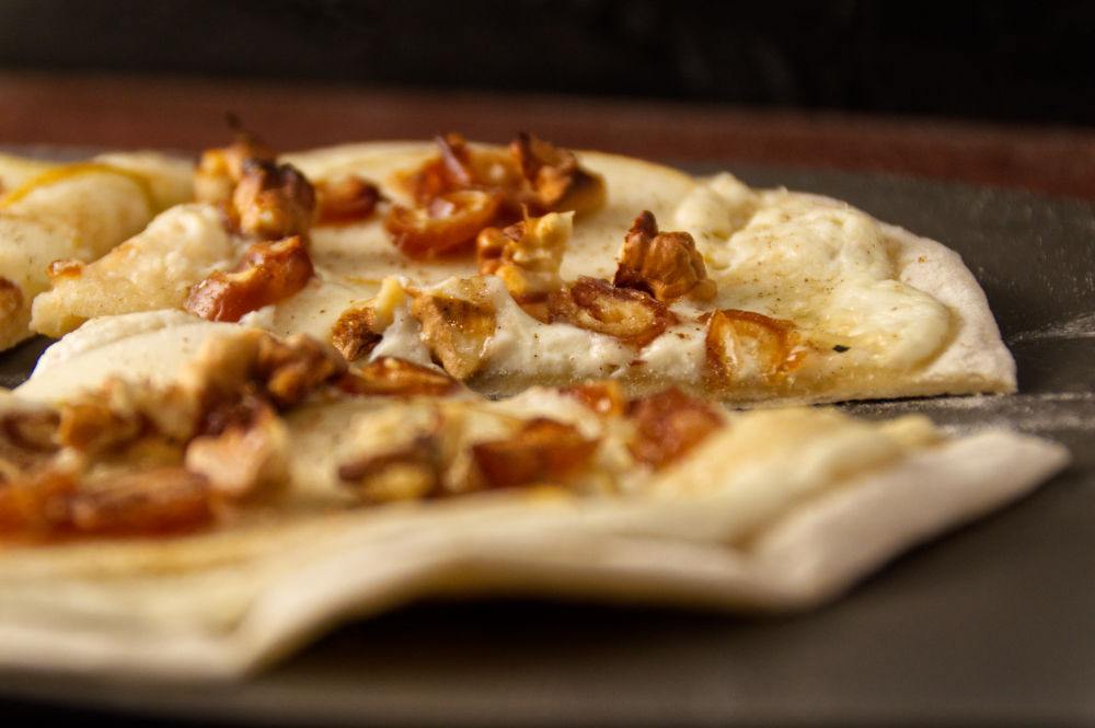 Süßer Flammkuchen mit Birne, Walnüssen und Datteln