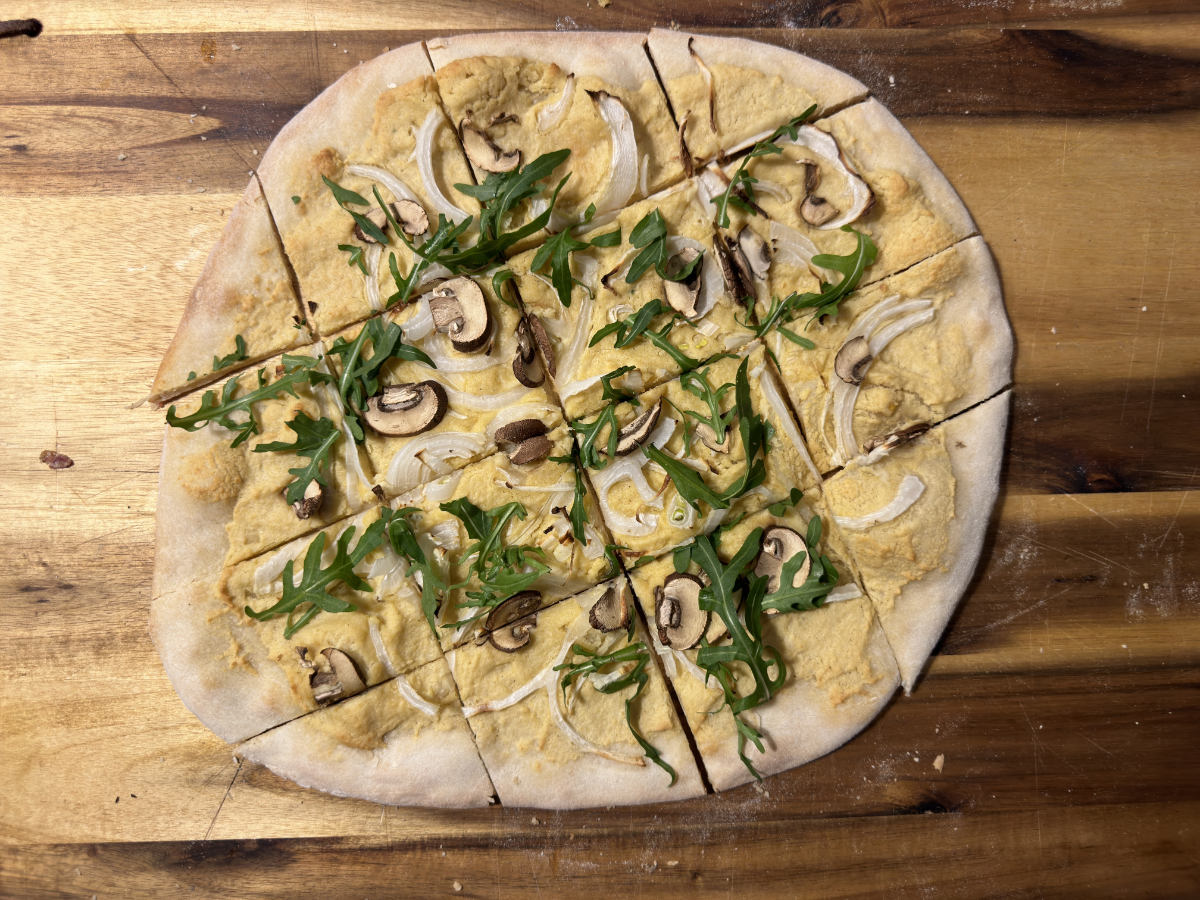 Veganer Flammkuchen mit Hummus