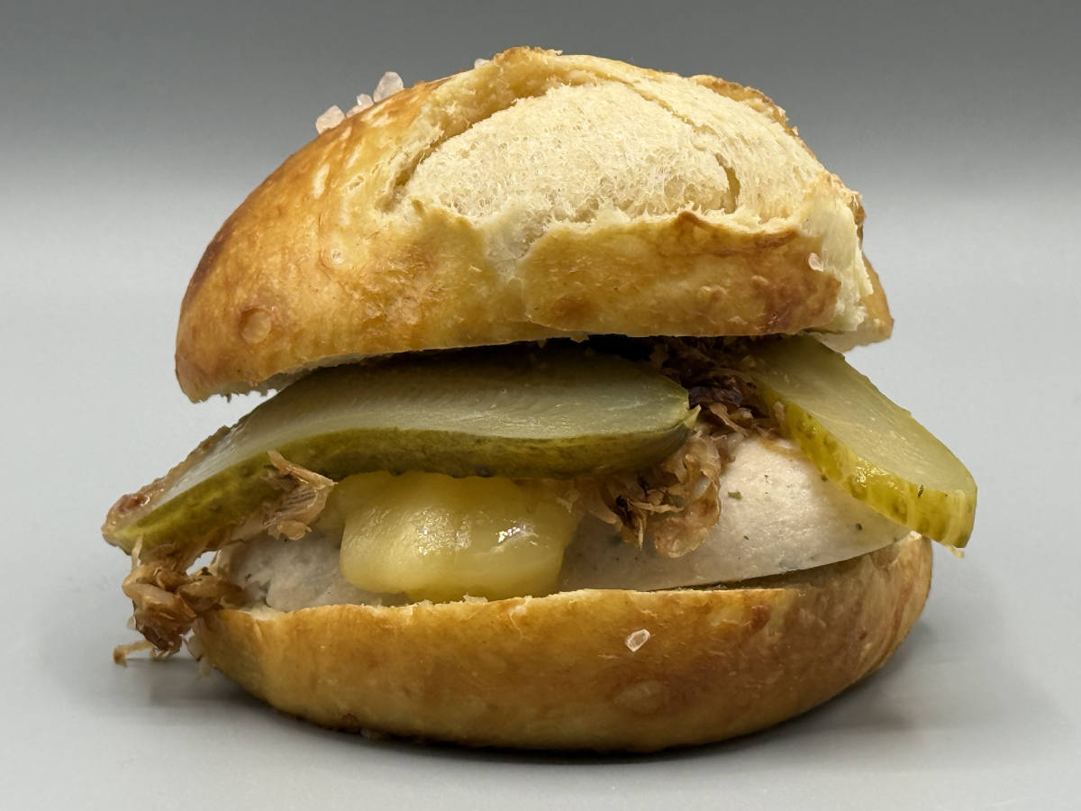 Weißwurst-Burger mit Brezel-Brioche-Bun, Sauerkraut und Bergkäse